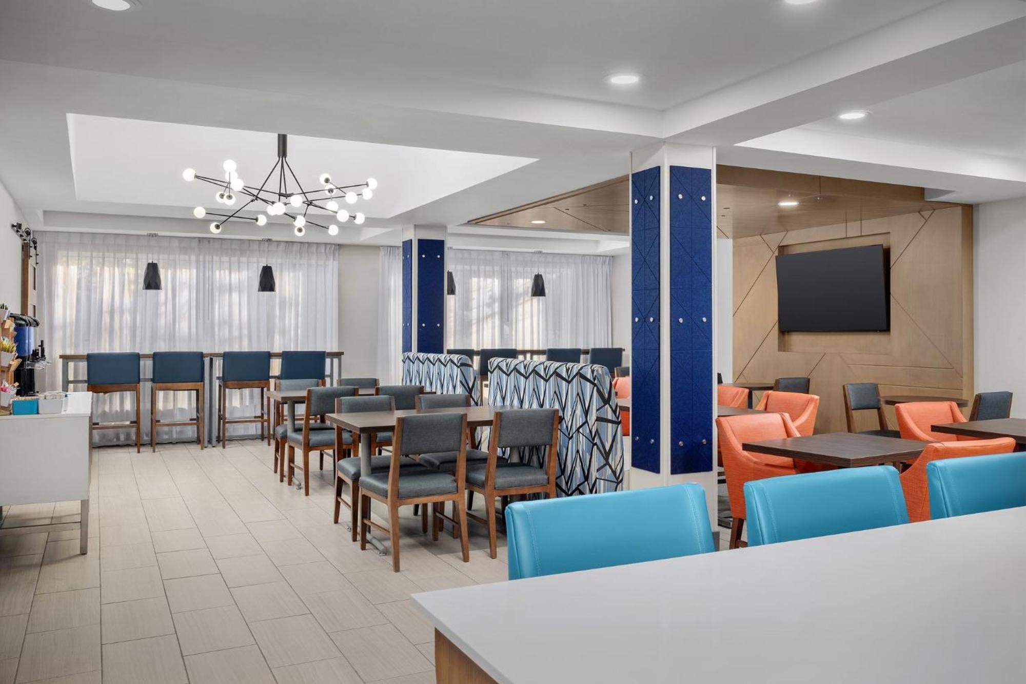Holiday Inn Express Hotel & Suites Greensboro - Airport Area By Ihg Esterno foto