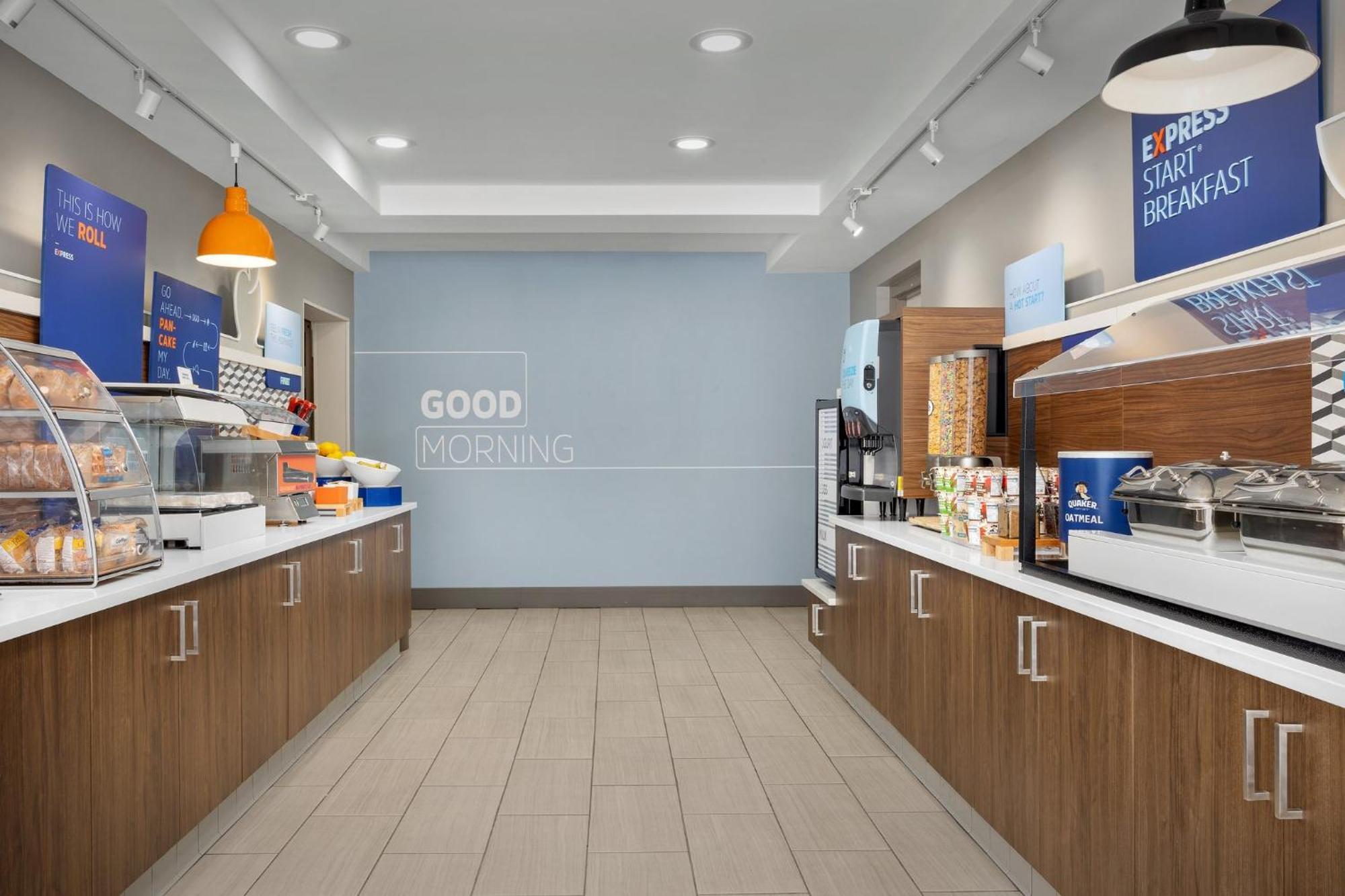 Holiday Inn Express Hotel & Suites Greensboro - Airport Area By Ihg Esterno foto
