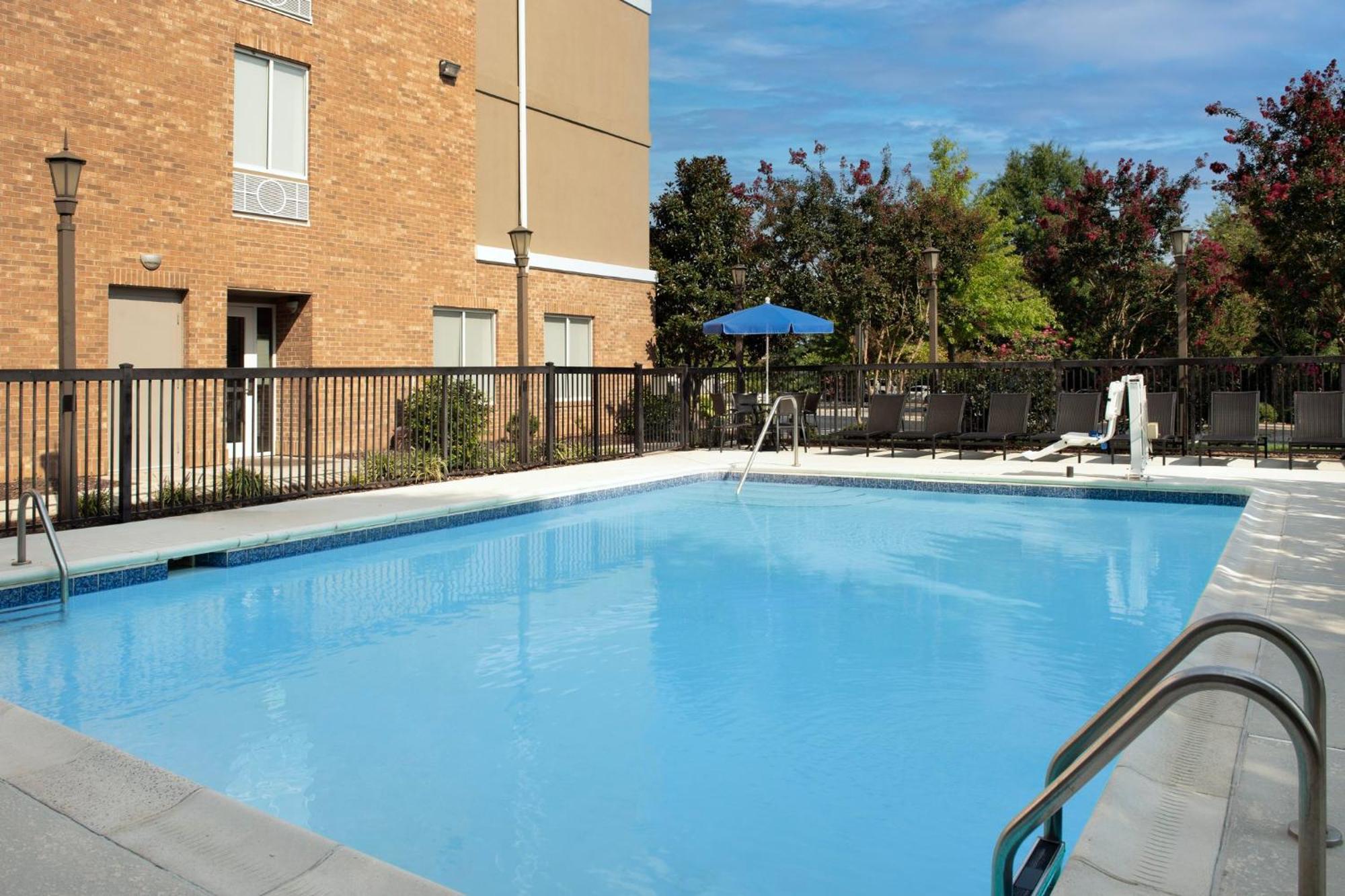 Holiday Inn Express Hotel & Suites Greensboro - Airport Area By Ihg Esterno foto