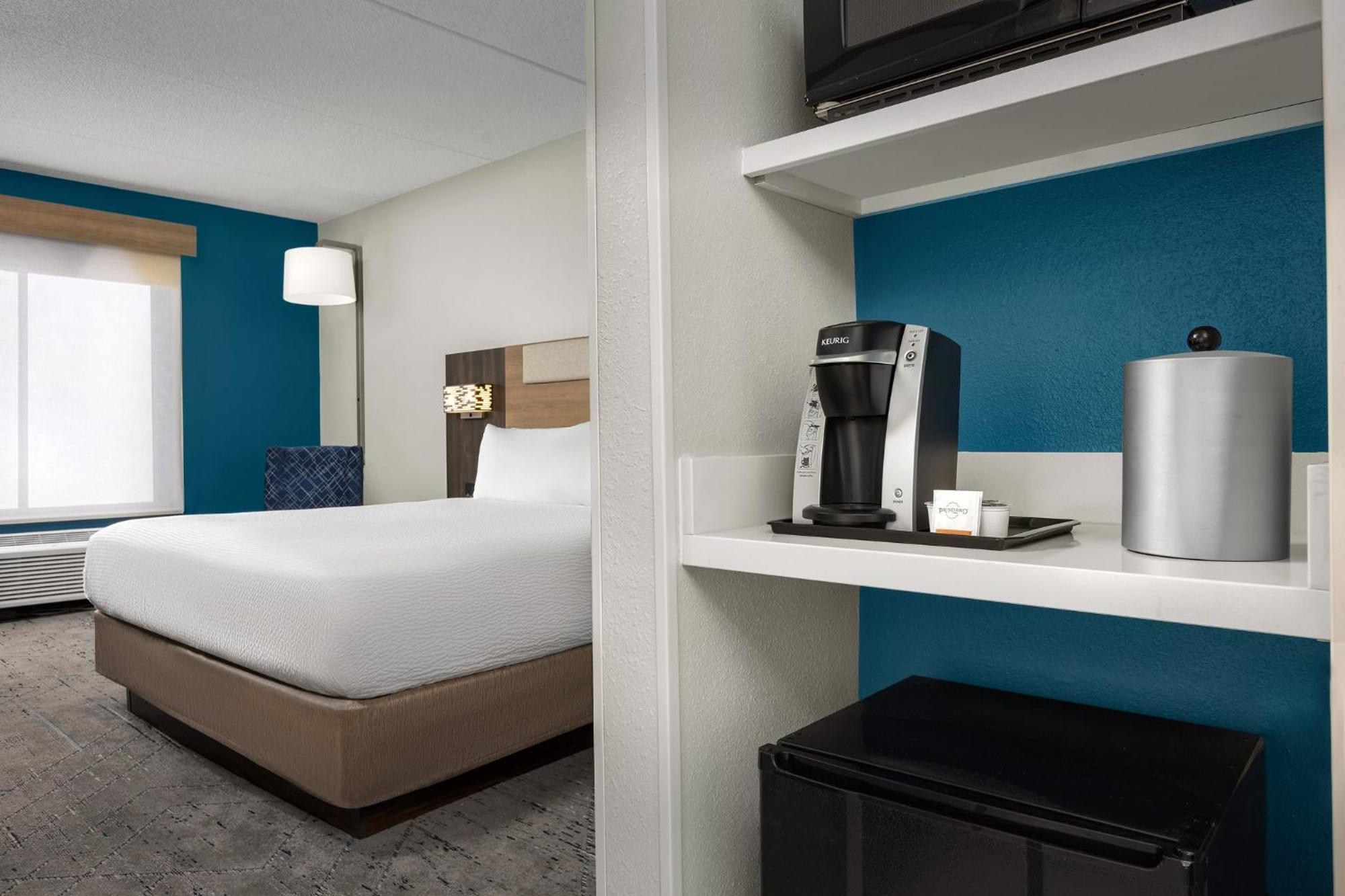 Holiday Inn Express Hotel & Suites Greensboro - Airport Area By Ihg Esterno foto