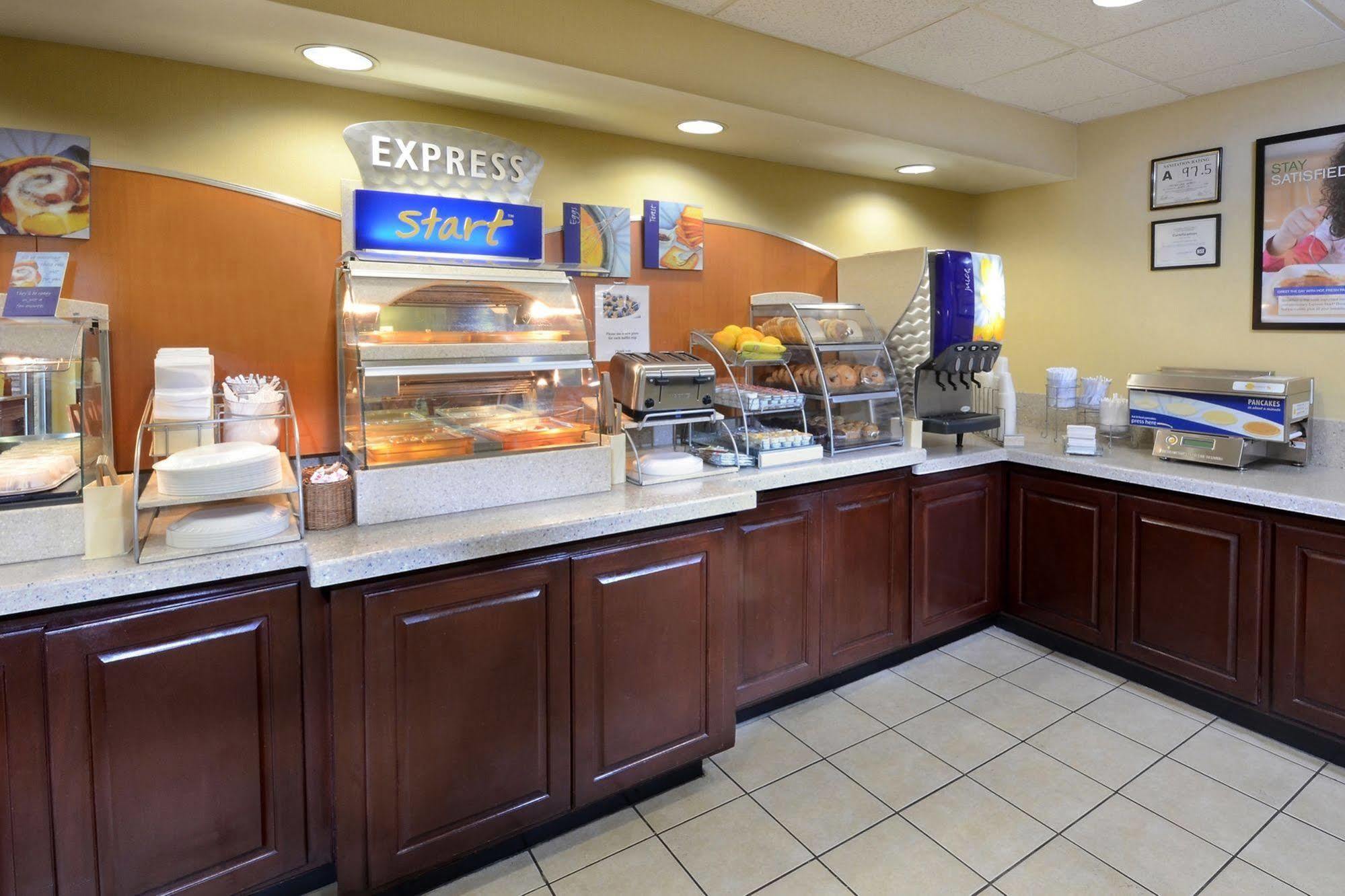 Holiday Inn Express Hotel & Suites Greensboro - Airport Area By Ihg Esterno foto