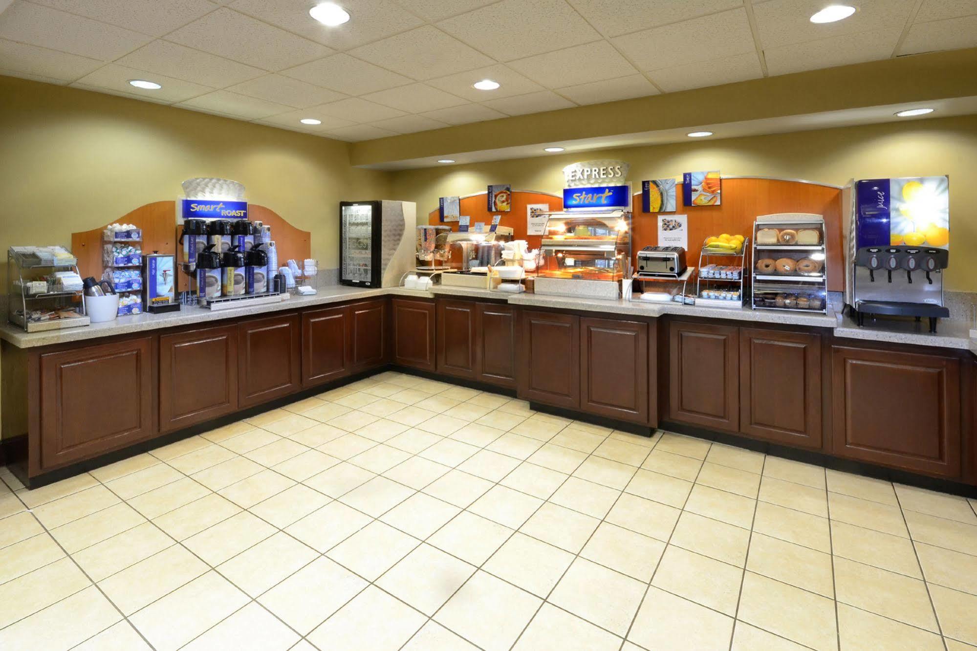 Holiday Inn Express Hotel & Suites Greensboro - Airport Area By Ihg Esterno foto
